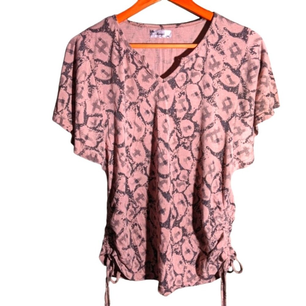 Mingle animal print and batwing sleeves ranched sides